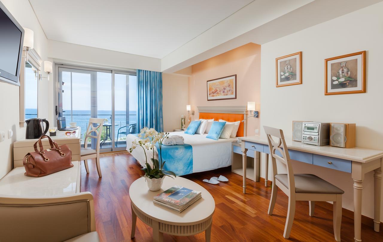Double or Twin Room Sea View